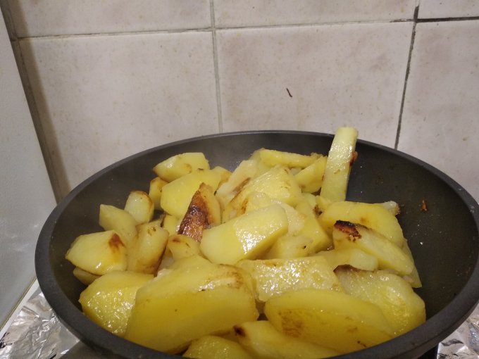 Жареный картофель с сулугуни