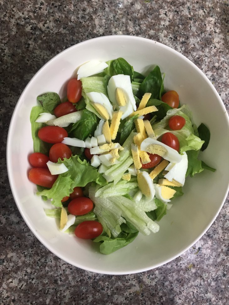 Чем можно заправить салат при яичной диете
