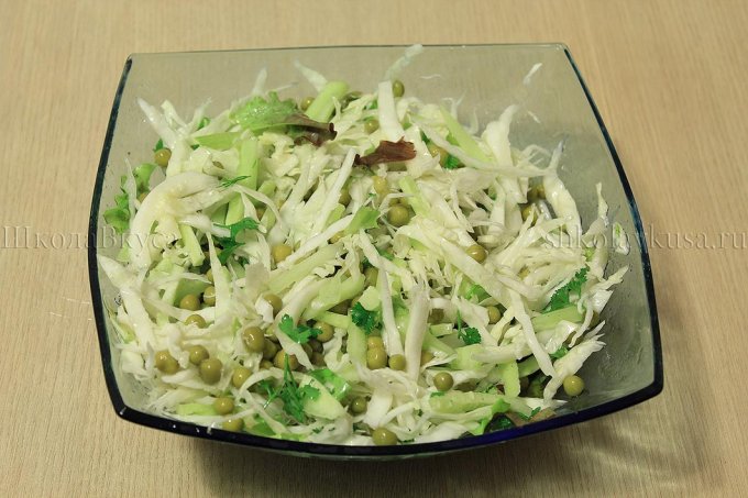 Капустный салат с зеленым горошком