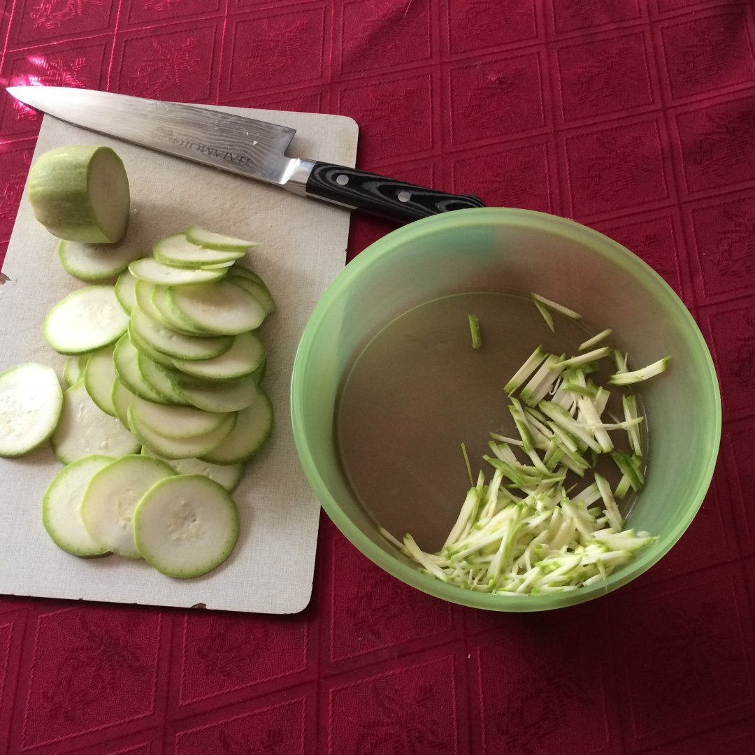 Куриные котлеты с кабачком и сыром, запеченные в духовке