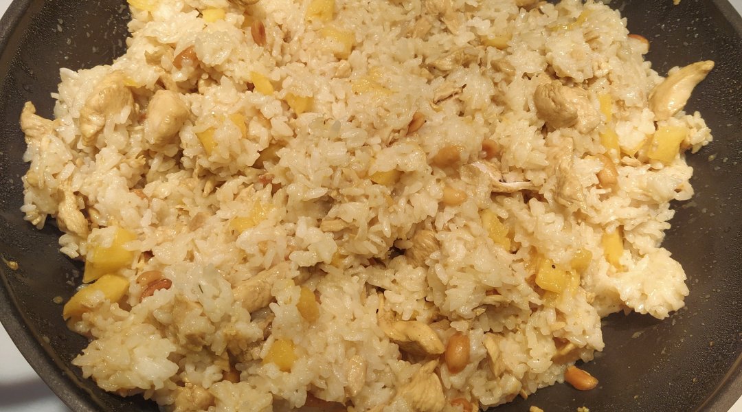 Жарено вареный рис. Рис с курицей в ананасе. Рис с куриной грудкой и ананасами. Курица с ананасом сыром и рисом. Плов с ананасами и курицей.
