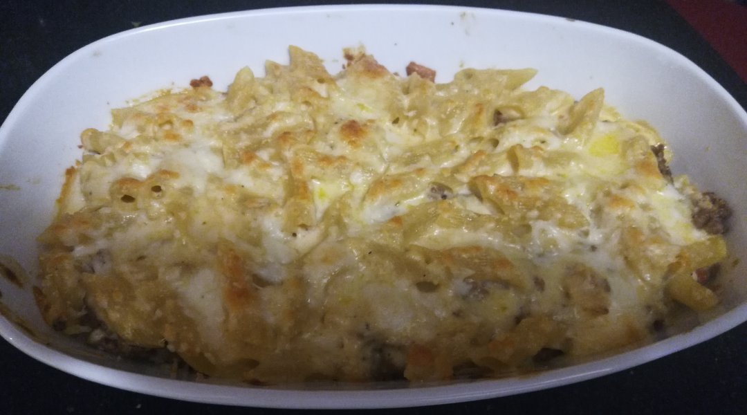 Макароны с курицей и пеперони под соусом 