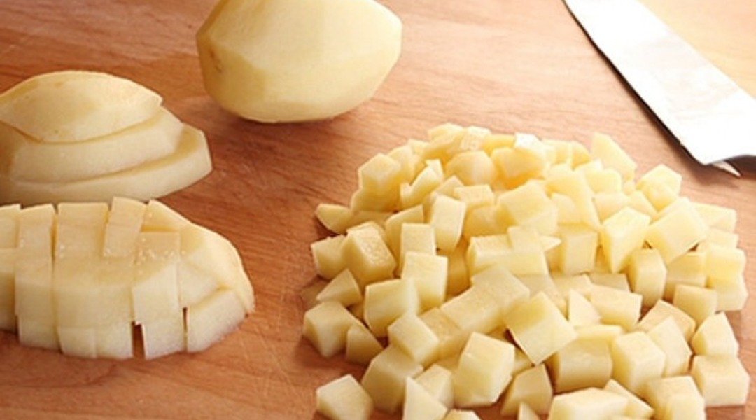 Нарезать квадратиками. Нарезка картофеля кубиками. Картошка нарезанная кубиками. Картофель порезать кубиками. Картошка порезанная.