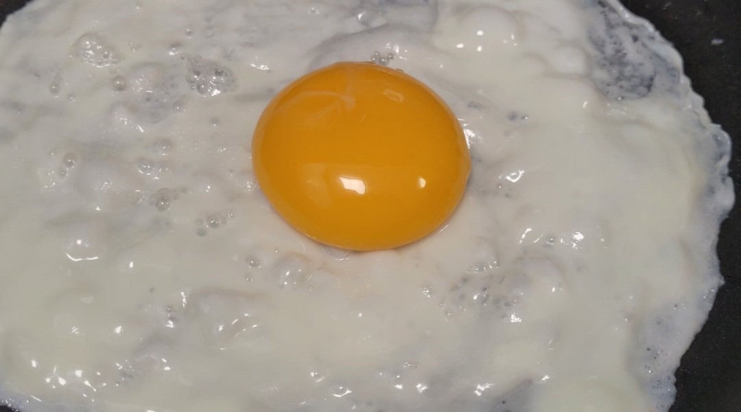 Яичница без желтка. Жареный белок яйца. Яйцо в смятку ккал. Яйца всмятку жареные.