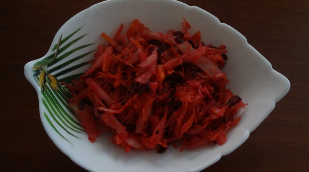 Салат из капусты, свежей свёклы и моркови