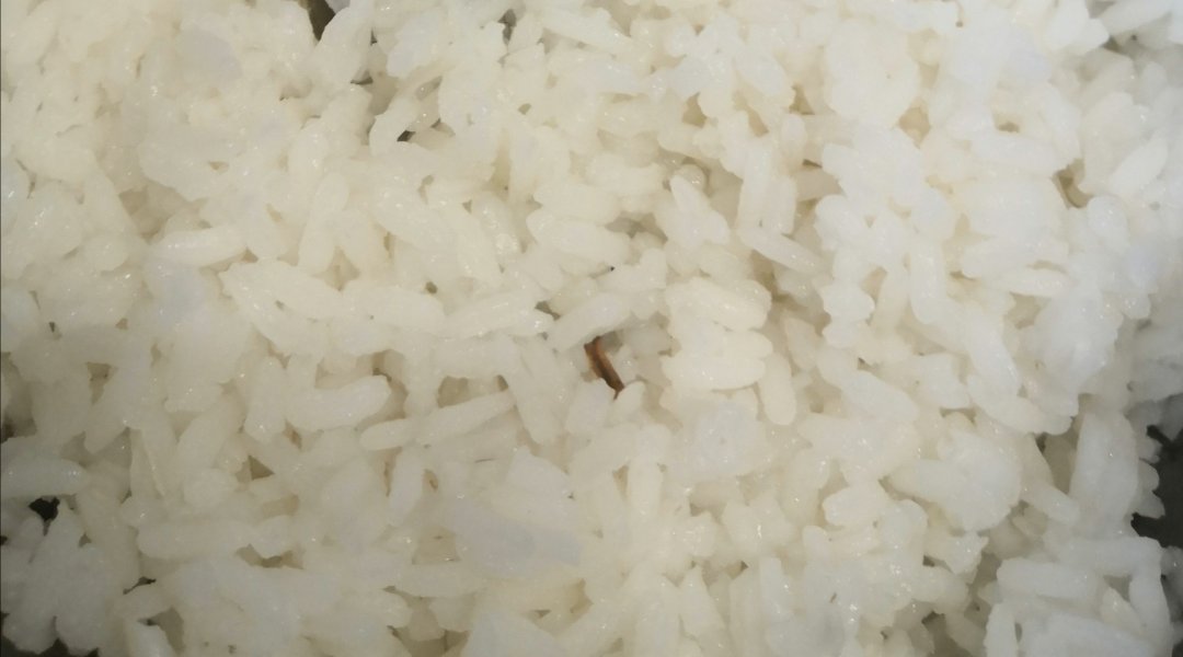 Рис с маслом рецепт. Рис на сковороде рассыпчатый. Рассыпчатый рис. Рис на сковороде рассыпчатый на сливочном масле. Рис с овощами на сковороде рассыпчатый.