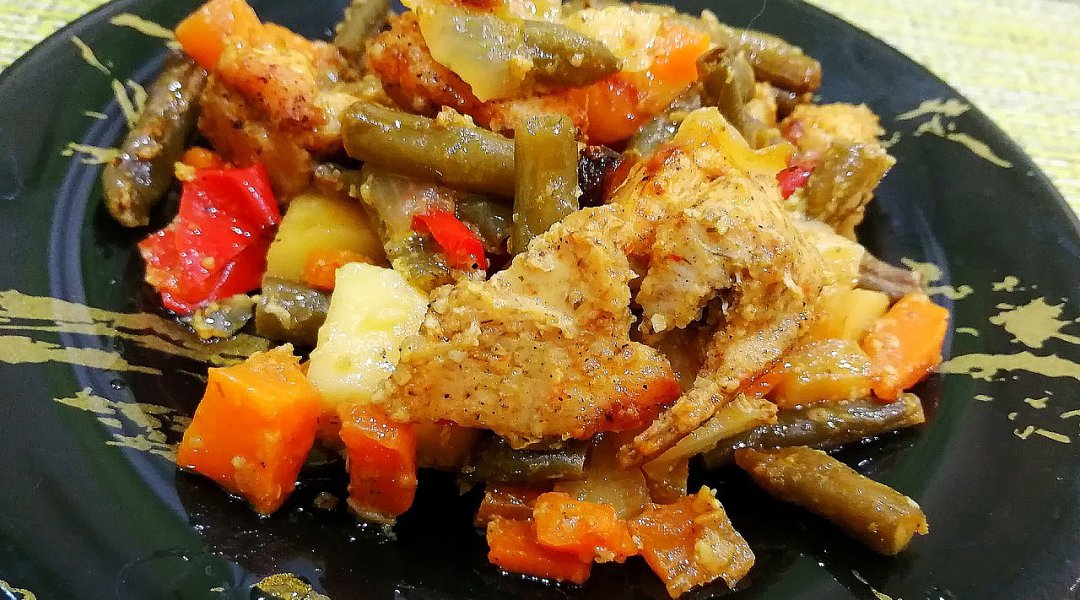 Запеченная курица с овощами в рукаве в духовке