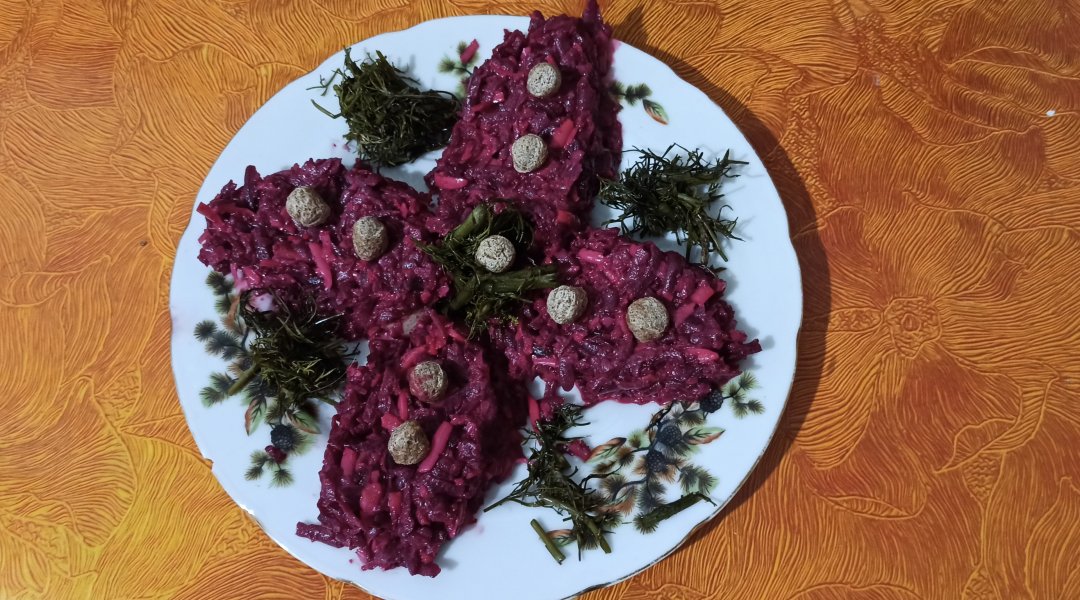 Свекольный салат с сыром и яйцом