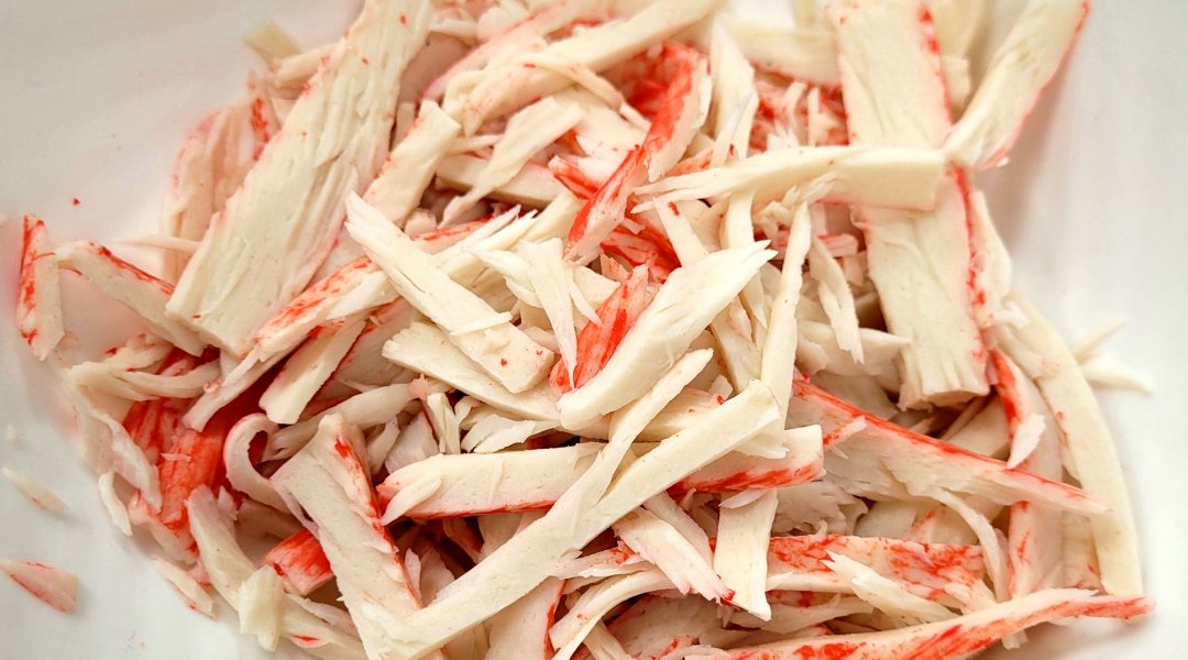 Морской салат с креветками, кальмарами, икрой и крабовыми палочками