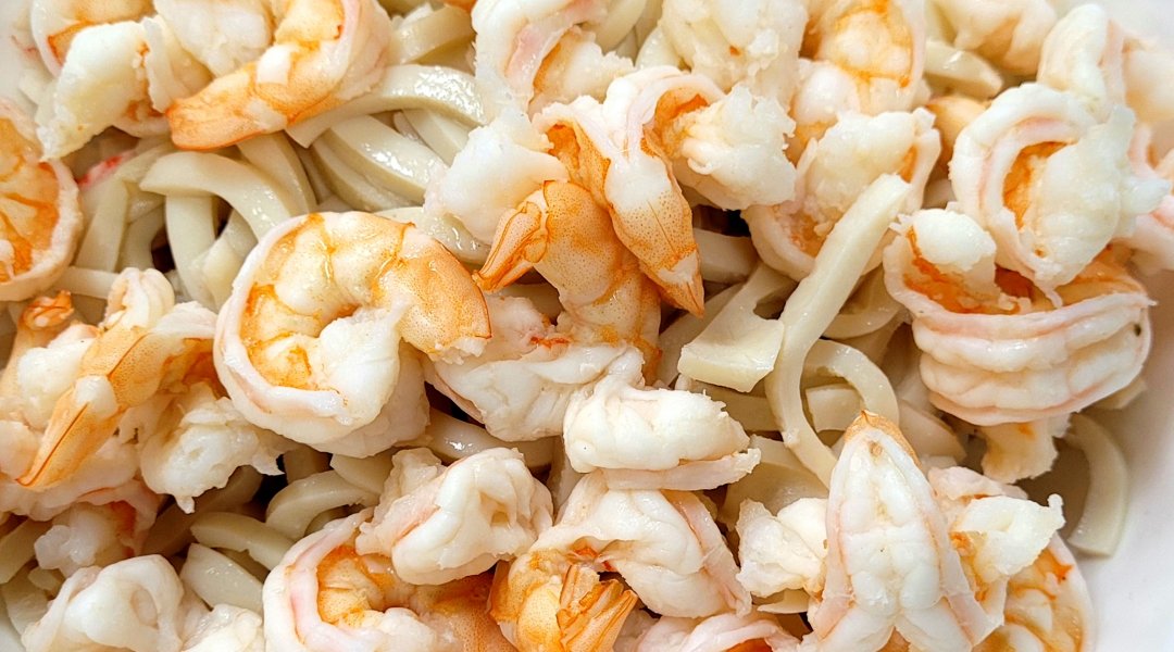 салат с кальмарами самый вкусный пошаговый рецепт с фото от высоцкой и креветками | Дзен