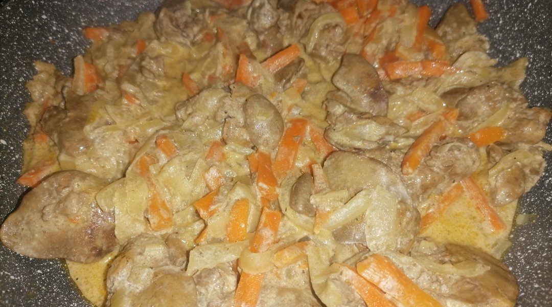 Куриная печень в сметане с луком и морковкой на сковороде простой рецепт пошаговый