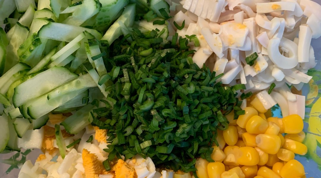 Салат с кальмарами и кукурузой – овощной