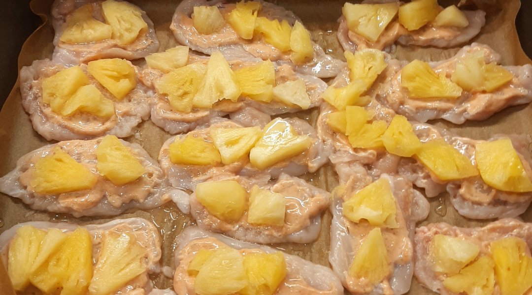 Куриное филе, запеченное с ананасом под сыром