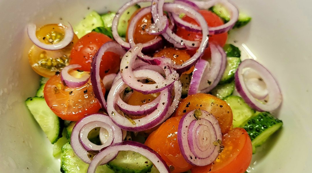 салат из огурцов и помидор с подсолнечным маслом: калорийность
